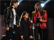 Bóng đá anh, ngoại hạng anh, lịch thi đấu euro 2012, Các con M.Jackson gắn kỷ vật của cha trên Đại lộ Hollywood